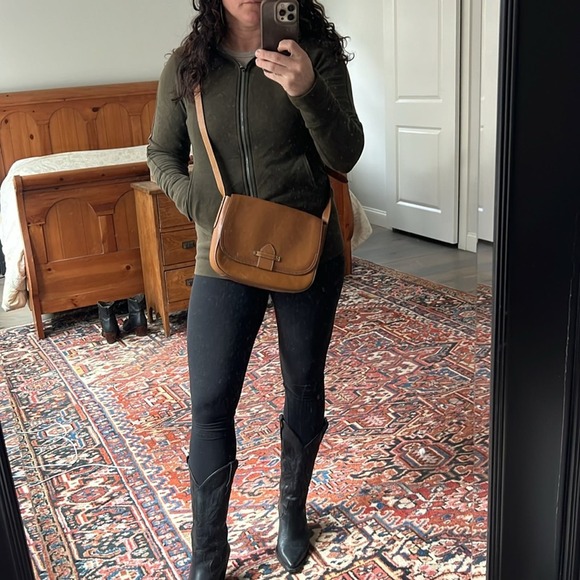 FRYE OLIVIA LEATHER CROSSBODY BAG IN TAN - Picture 9 of 9